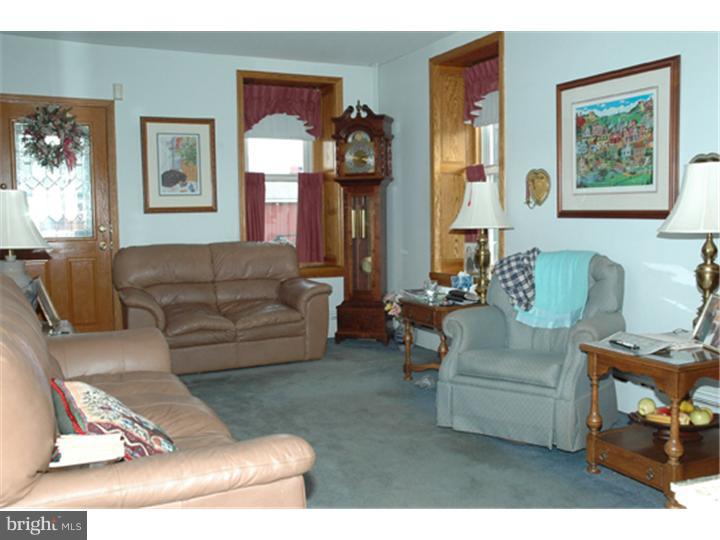 35 Lyons Road Fleetwood, PA 19522 - Photo 4 of 15 Living Room