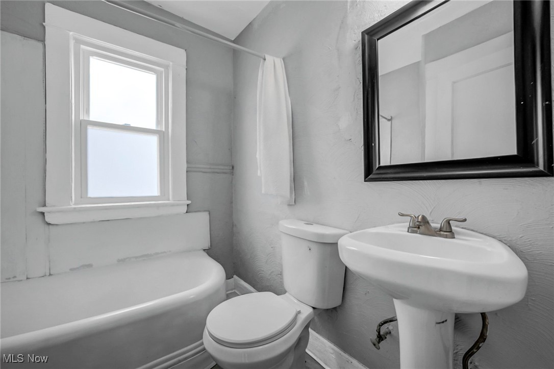 1854 Grantham Road Cleveland, OH 44112 - Photo 20 of 47 Full bath featuring a tub and toilet