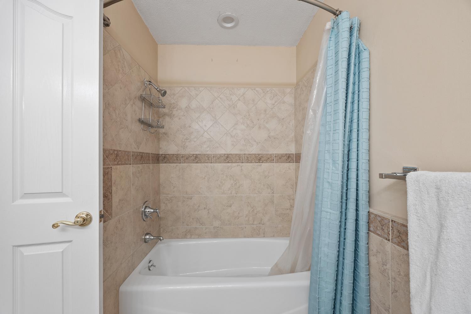 2179 Rall Avenue Clovis, CA 93611 - Photo 23 of 54 a bathroom with a bathtub