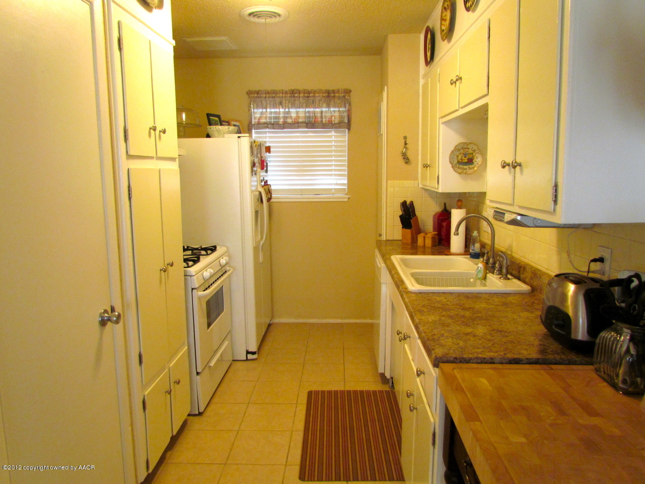 5313 Parker Street Amarillo, TX 79110 - Photo 10 of 26 a bathroom with a tub sink and mirror