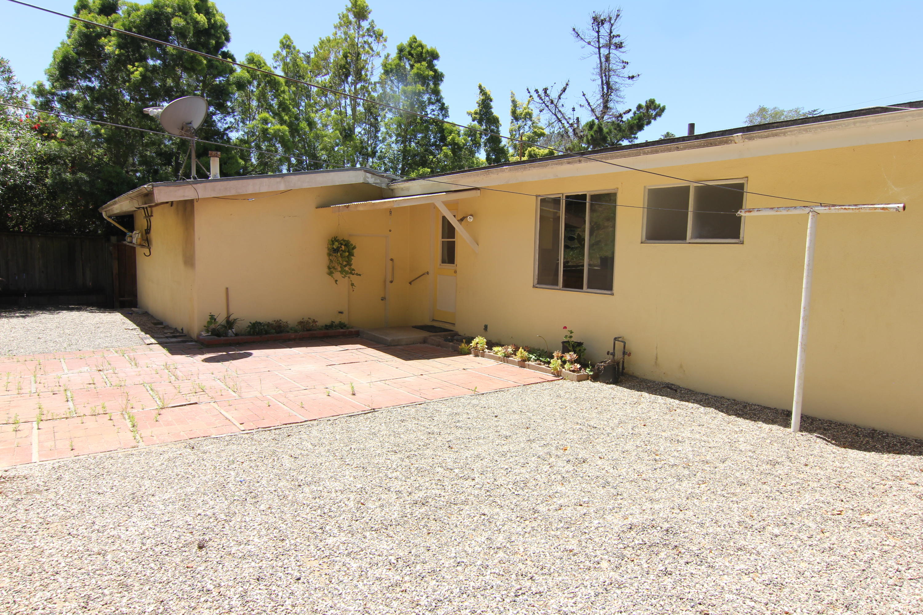 912 Fellowship Road Santa Barbara, CA 93109 - Photo 13 of 16 a view of a backyard of the house