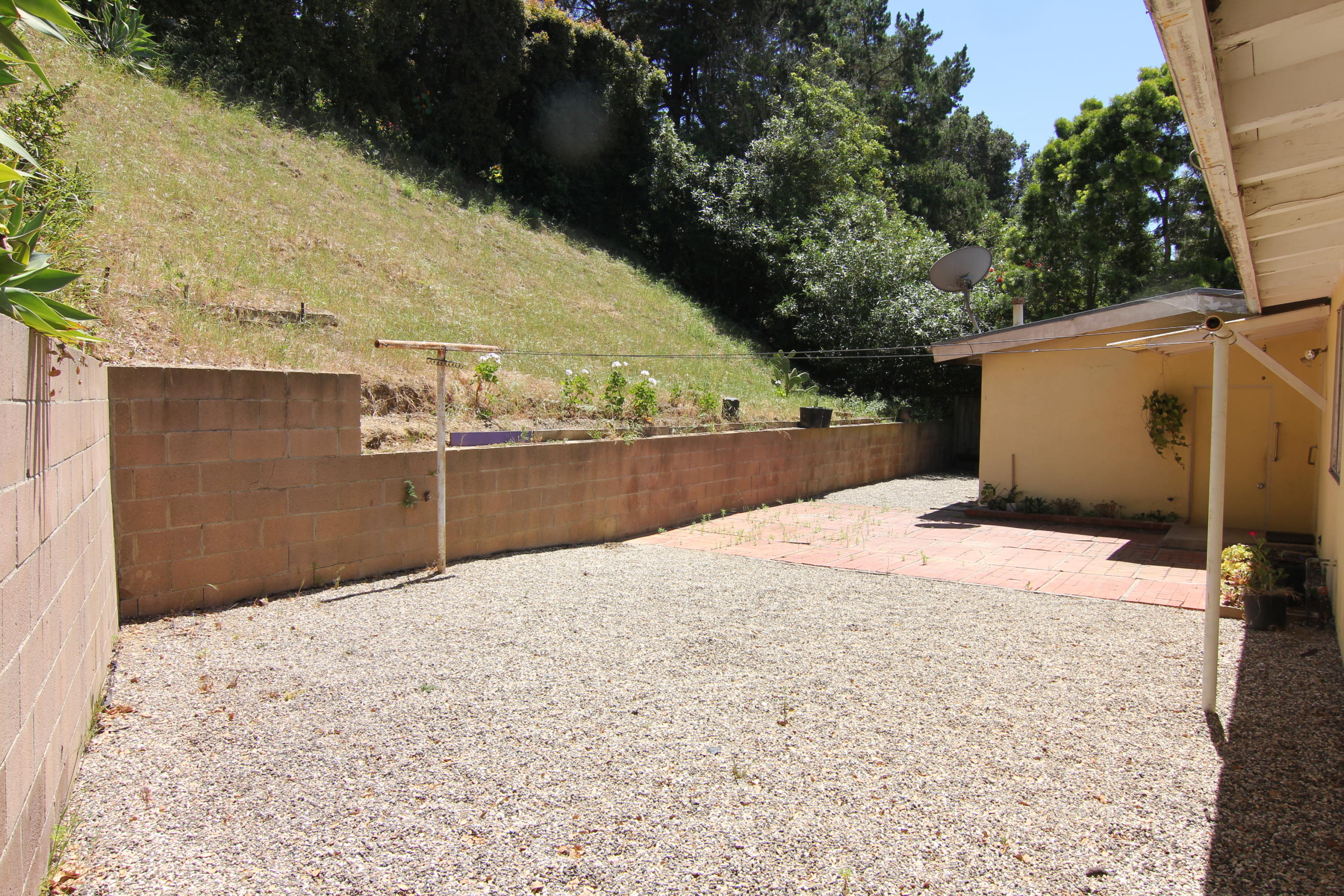 912 Fellowship Road Santa Barbara, CA 93109 - Photo 14 of 16 a backyard of a house