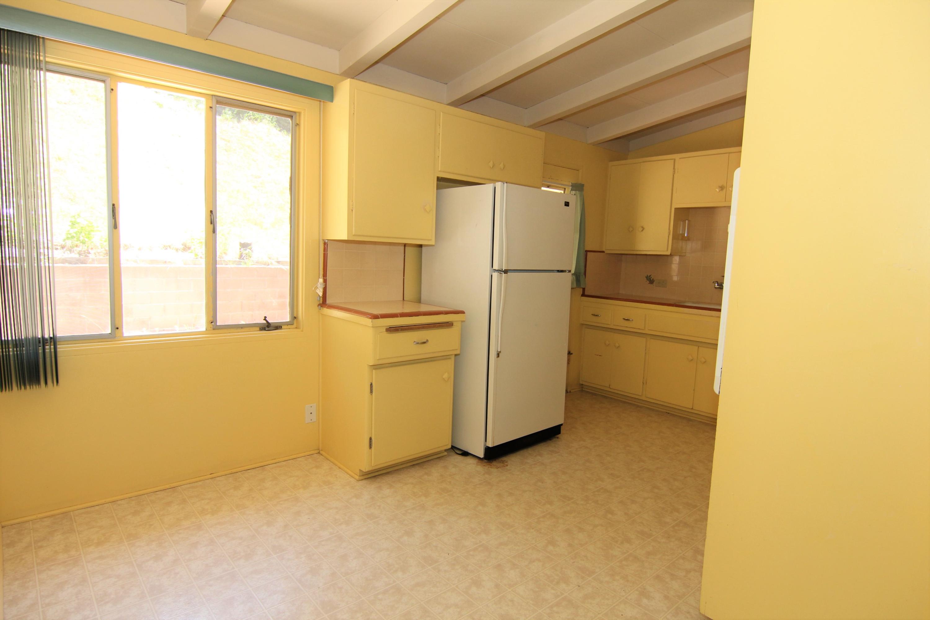 912 Fellowship Road Santa Barbara, CA 93109 - Photo 4 of 16 a utility room with dryer and washer