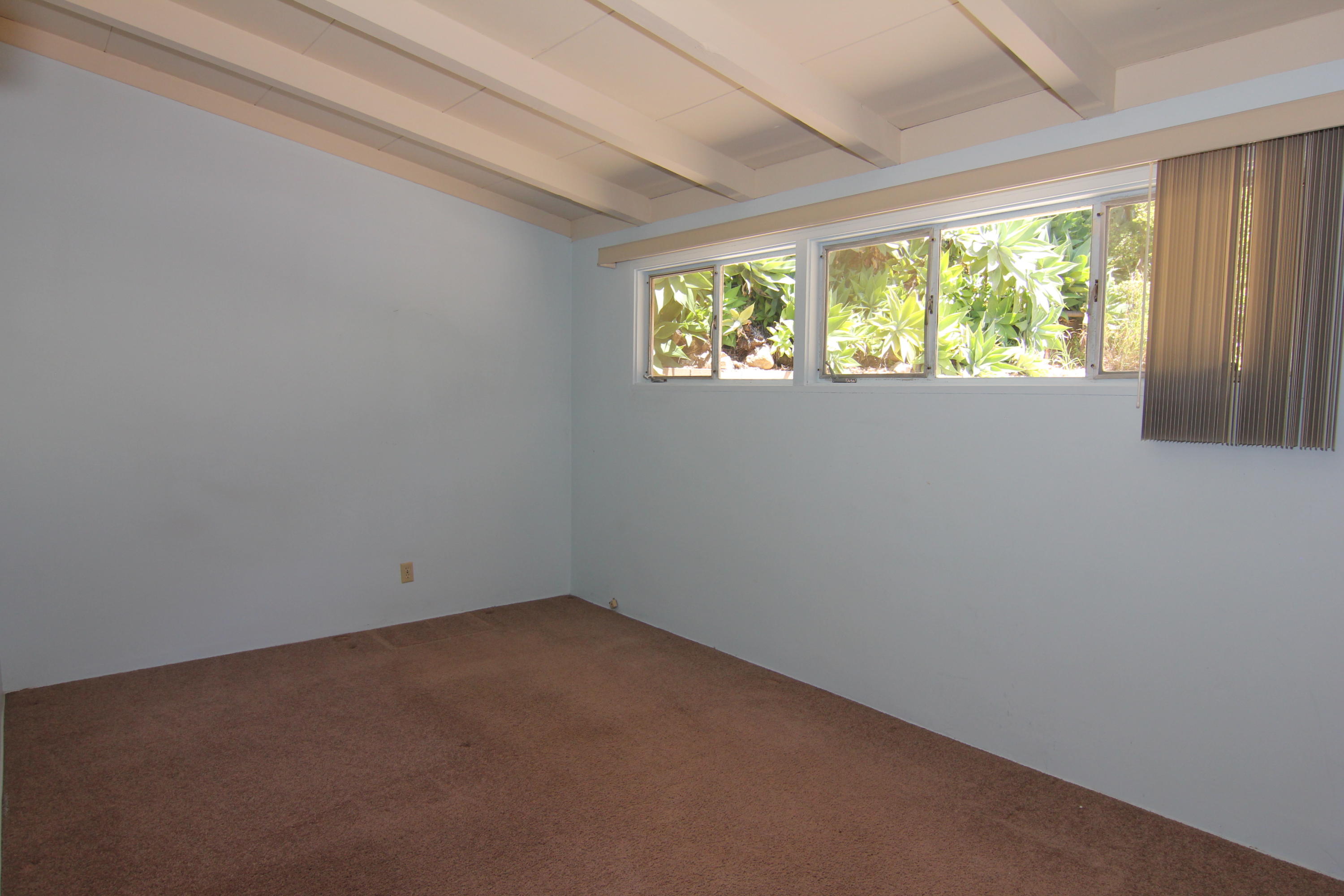 912 Fellowship Road Santa Barbara, CA 93109 - Photo 7 of 16 an empty room with a window