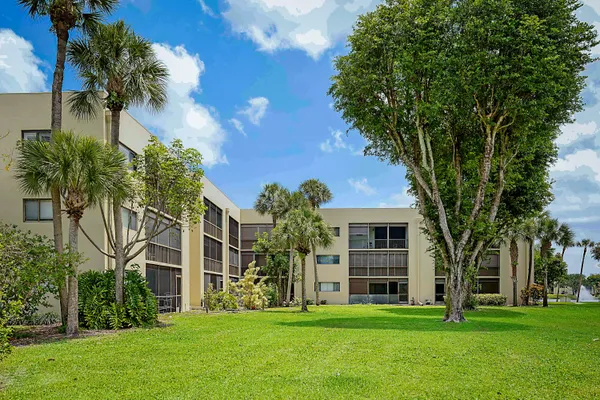 $199,000 | 5160 Las Verdes Circle, Unit 117, Delray Beach, FL 33484