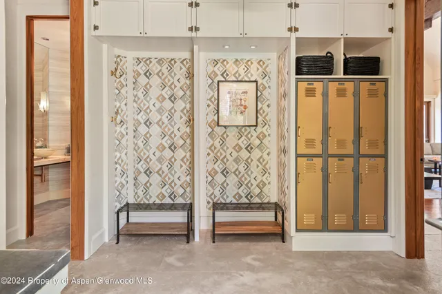 a view of entryway with window