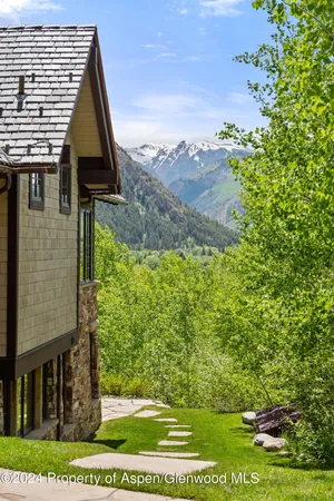 a view of backyard with pathway