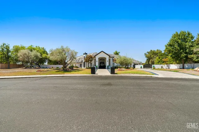 a view of a house with a outdoor space