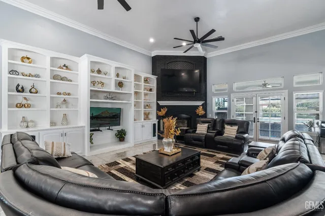 a view of a livingroom and dining room