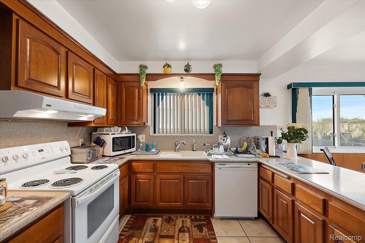 17141 Westhampton Road Southfield, MI 48075 - Photo 14 of 42 35-17141 Westhampton -35.jpg