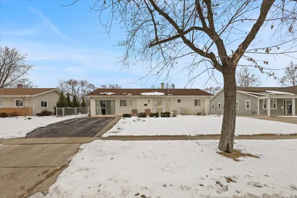 $335,000 | 660 Flagstaff Lane, Hoffman Estates, IL 60169