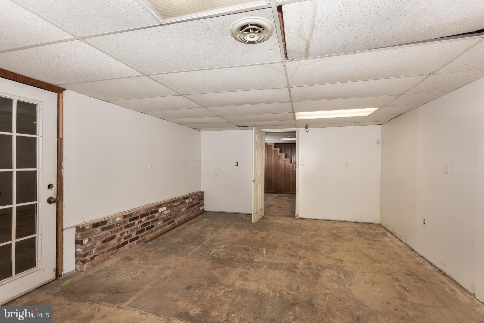 5 Sunset Drive Gettysburg, PA 17325 - Photo 23 of 56 a view of a livingroom with a ceiling fan & entryway