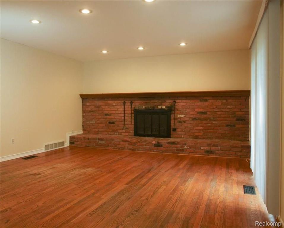 29587 Fall River Road Southfield, MI 48076 - Photo 5 of 21