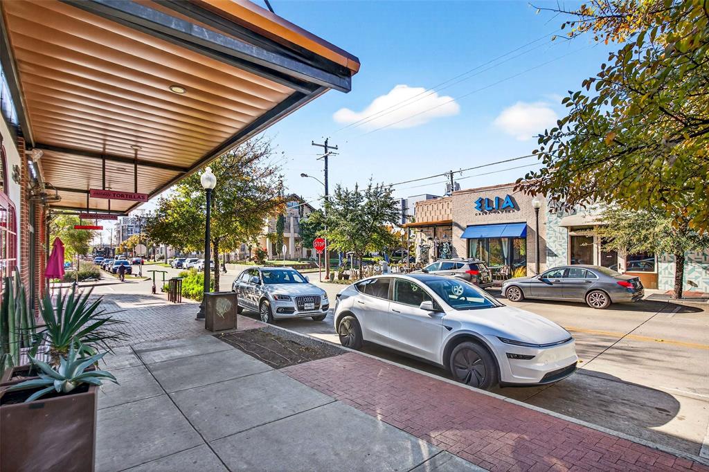 439 West 9th Street, Unit 5 Dallas, TX 75208 - Photo 26 of 28 a view of a patio with couches and chairs under an umbrella
