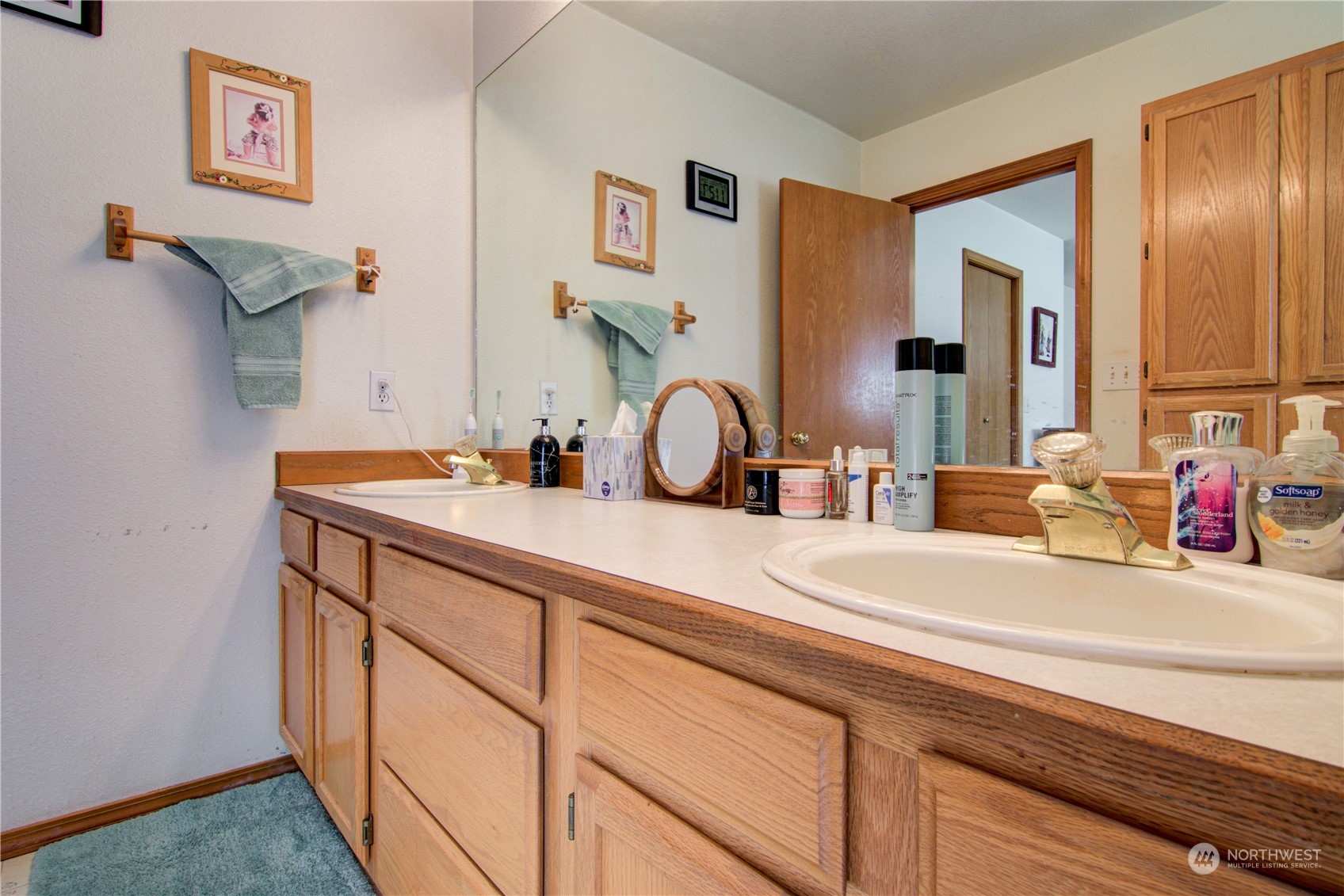 136 Hewitt Road Chehalis, WA 98532 - Photo 26 of 38 a bathroom with a sink and a mirror