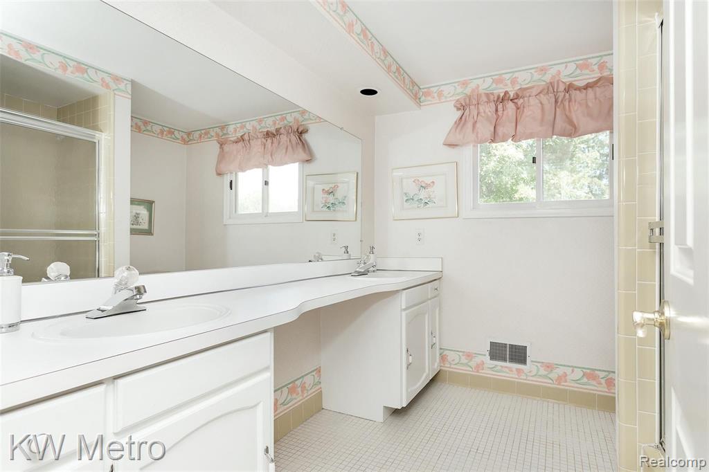1659 North Kilburn Road Rochester Hills, MI 48306 - Photo 33 of 42