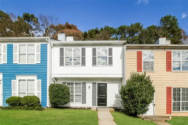a view of a house with yard and garden