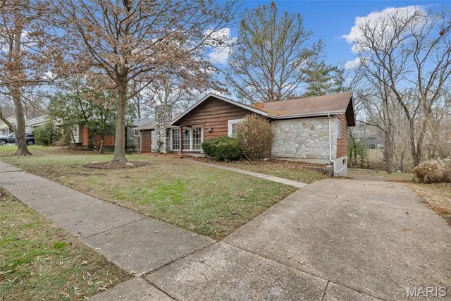 $225,000 | 807 Garonne Drive, Manchester, MO 63021