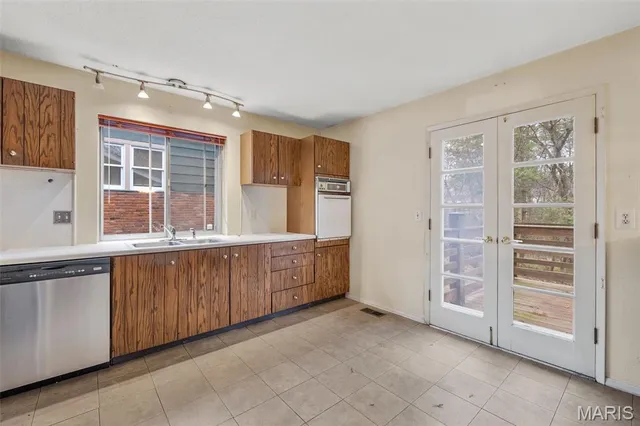 $225,000 | 807 Garonne Drive, Manchester, MO 63021