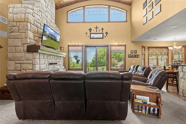 $1,275,000 | 18511 224th Street, Tonganoxie, KS 66086