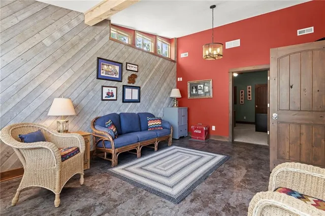 $1,275,000 | 18511 224th Street, Tonganoxie, KS 66086