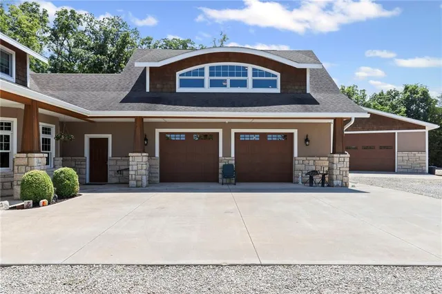 $1,275,000 | 18511 224th Street, Tonganoxie, KS 66086