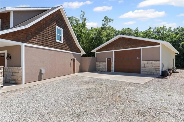 $1,275,000 | 18511 224th Street, Tonganoxie, KS 66086