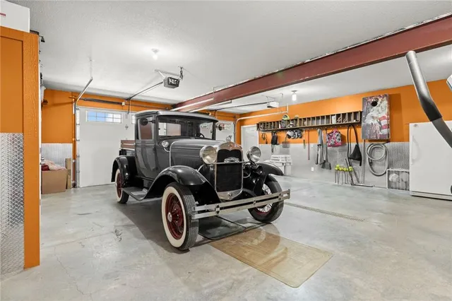 $1,275,000 | 18511 224th Street, Tonganoxie, KS 66086