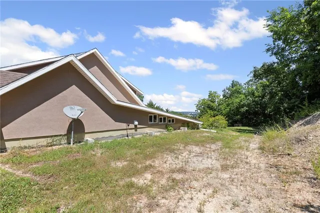 $1,275,000 | 18511 224th Street, Tonganoxie, KS 66086