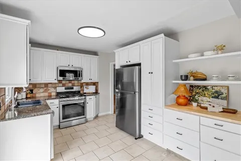 $550,000 | 2813 West 51st Street, Westwood, KS 66205