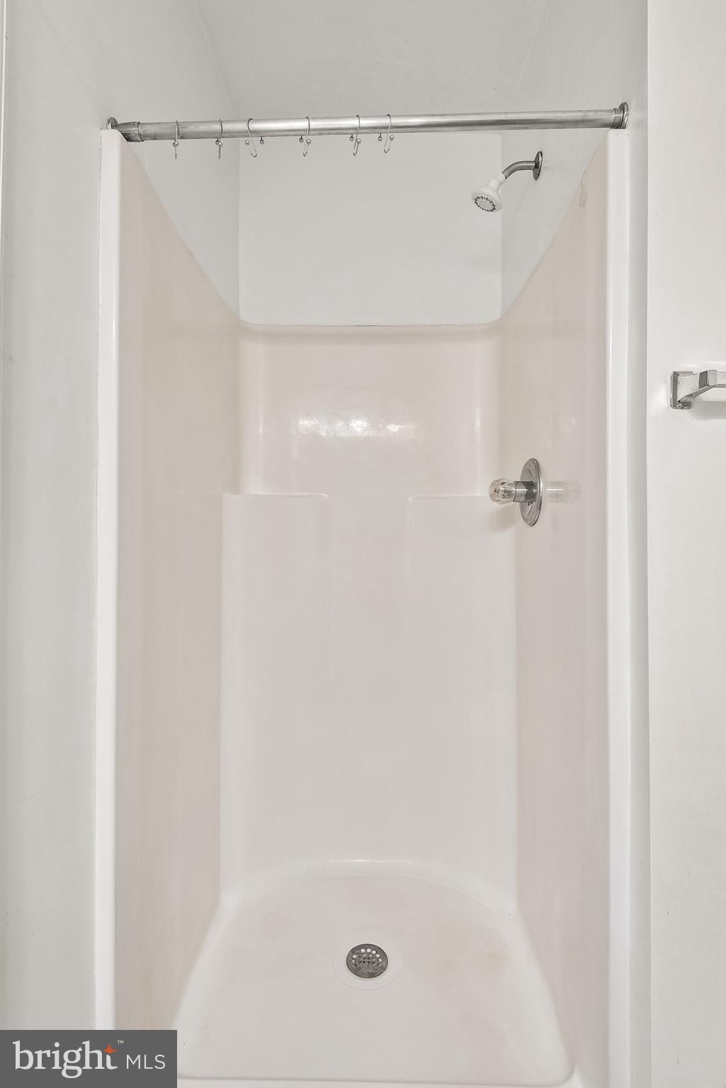 18159 Miss Clara Lane Ruther Glen, VA 22546 - Photo 25 of 31 a close up of a bathtub