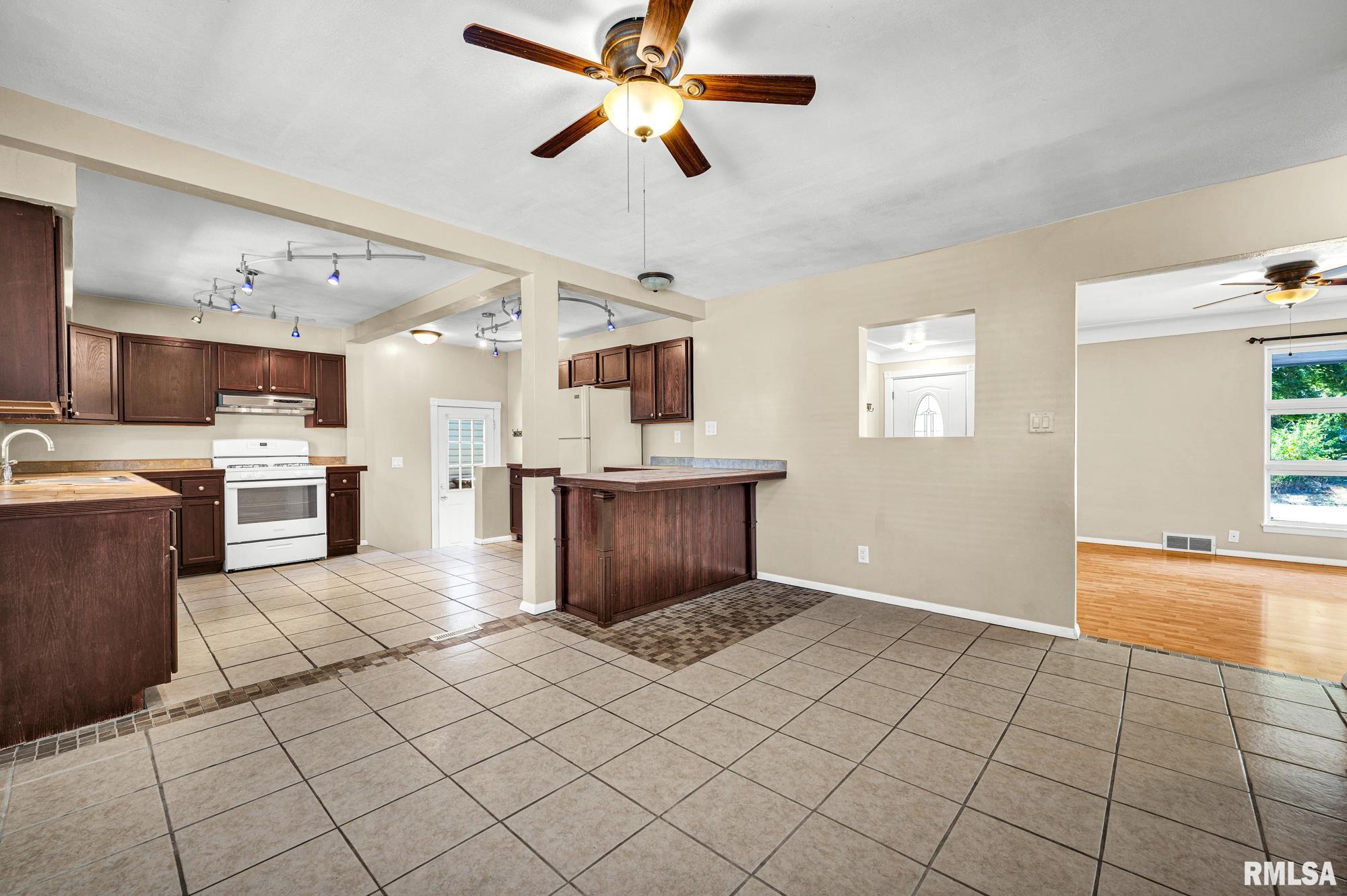 1205 Sheridan Road Pekin, IL 61554 - Photo 8 of 26
