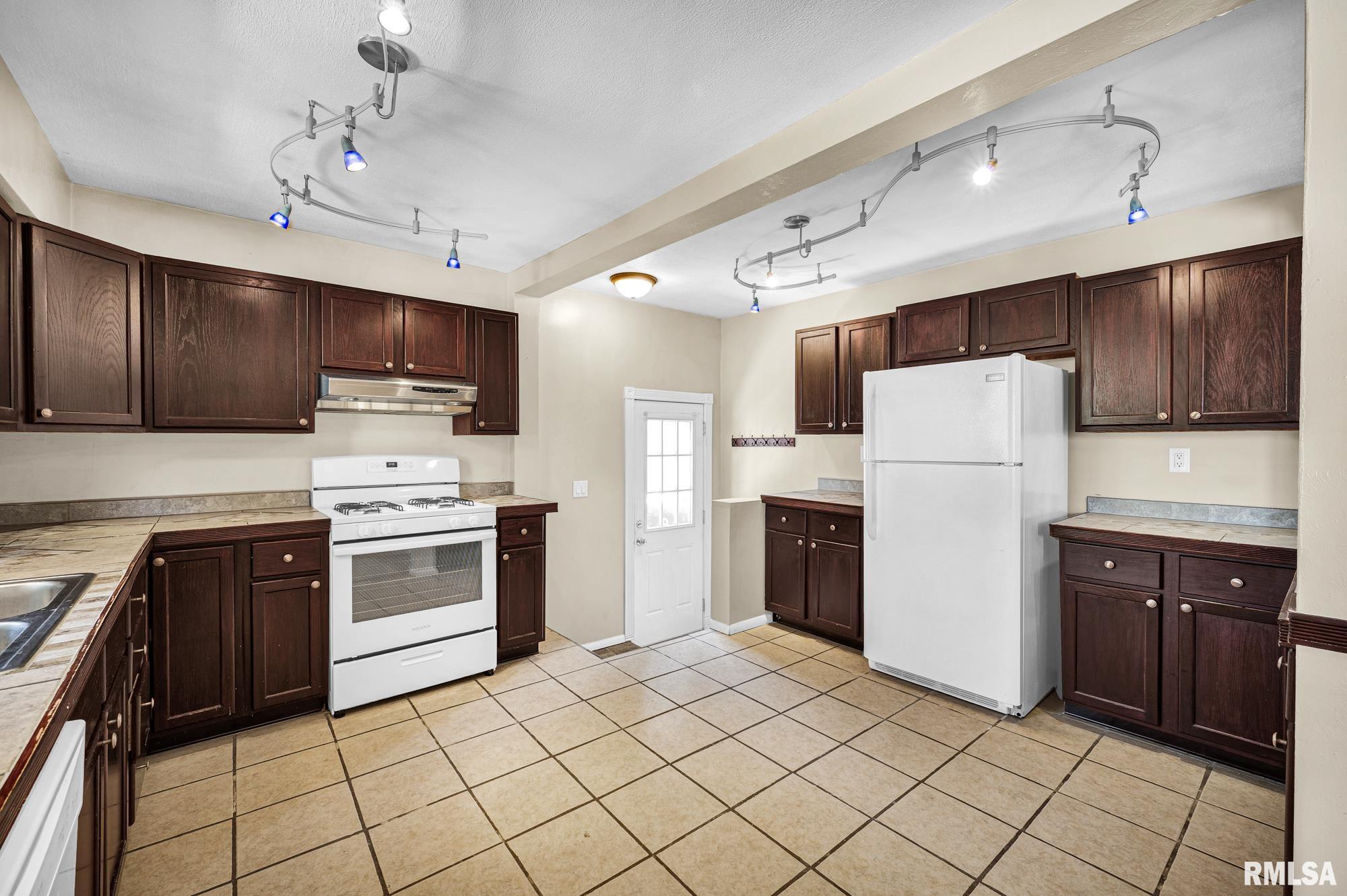 1205 Sheridan Road Pekin, IL 61554 - Photo 9 of 26