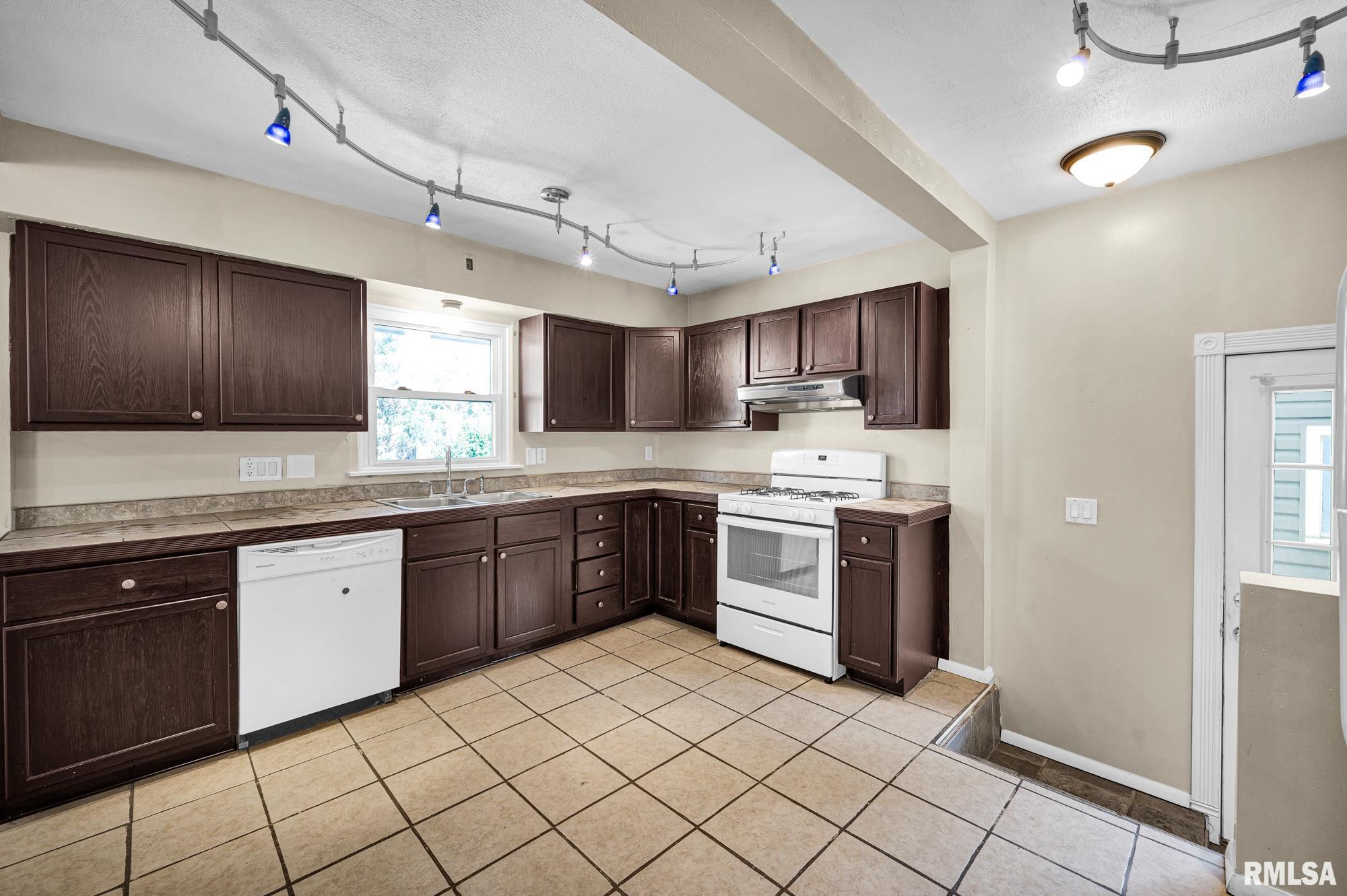 1205 Sheridan Road Pekin, IL 61554 - Photo 10 of 26