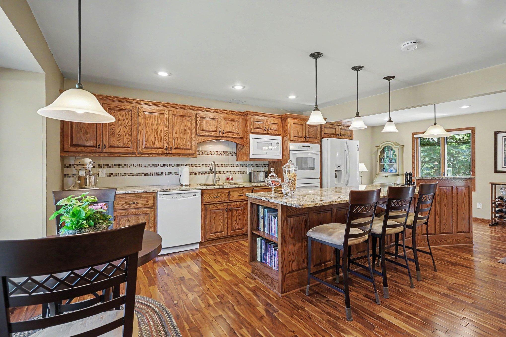 7016 Beacon Circle Eden Prairie, MN 55346 - Photo 5 of 34
