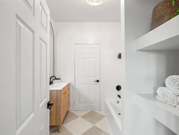 $379,900 | 425 West Elm Street, Hanford, CA 93230