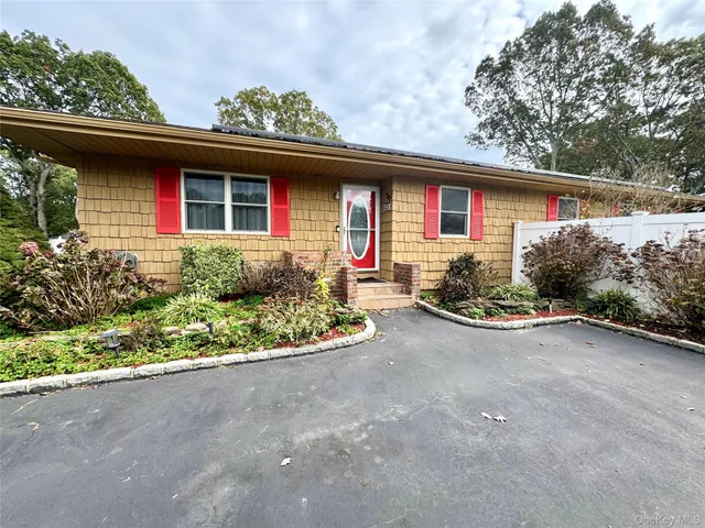 $670,000 | 36 Sands Lane, Brookhaven, NY 11719