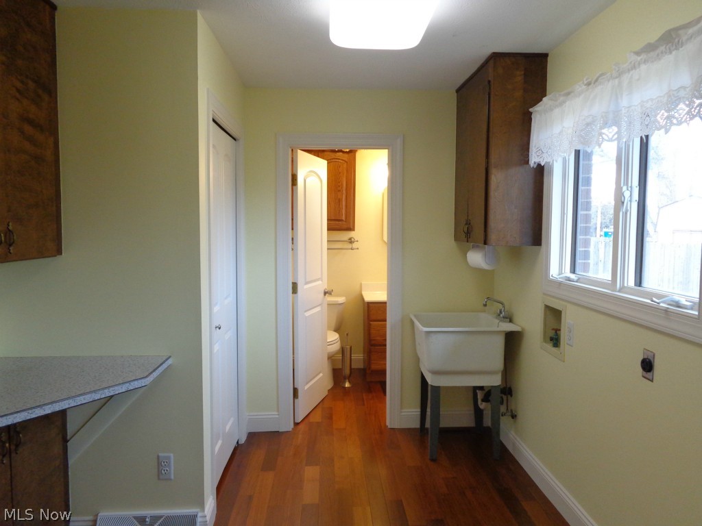 1208 Taylor Road Sandusky, OH 44870 - Photo 15 of 18 Large laundry/mudroom, entrance to the second full bath room.