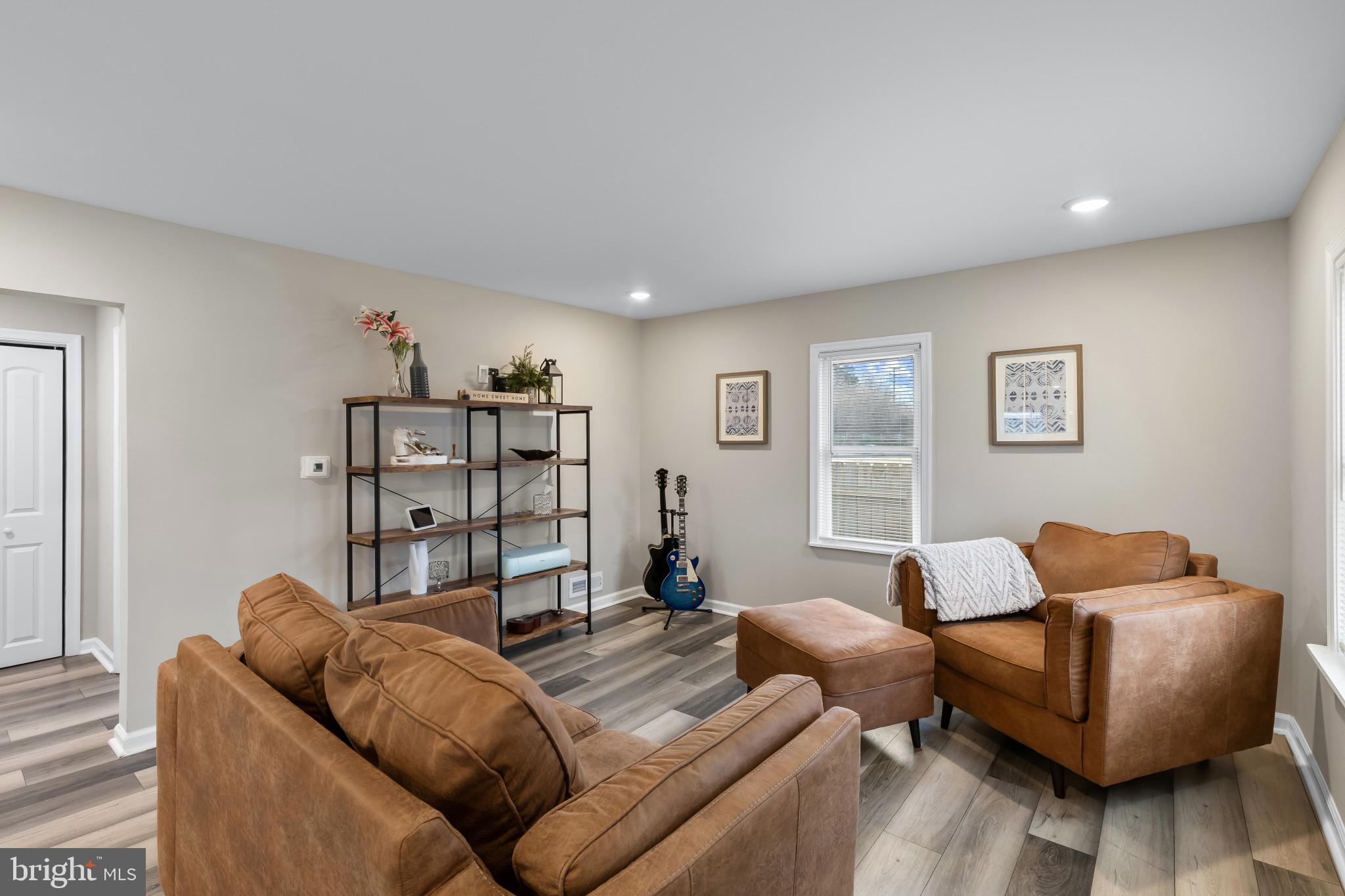407 Trappe Road Dundalk, MD 21222 - Photo 10 of 46 Living Room