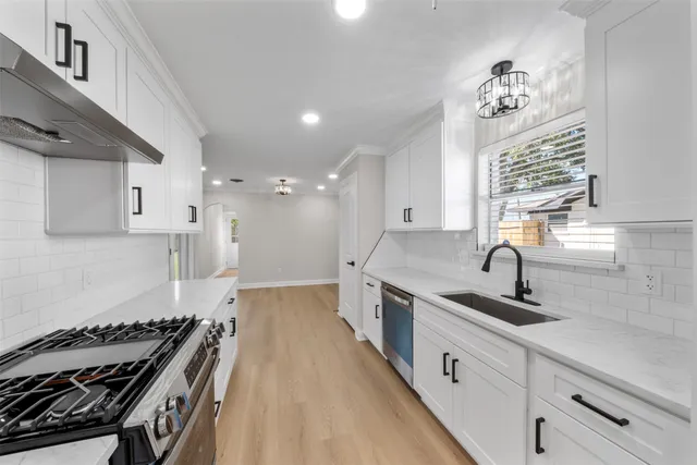 $299,999 | 5117 Ashwood Drive, Baytown, TX 77521