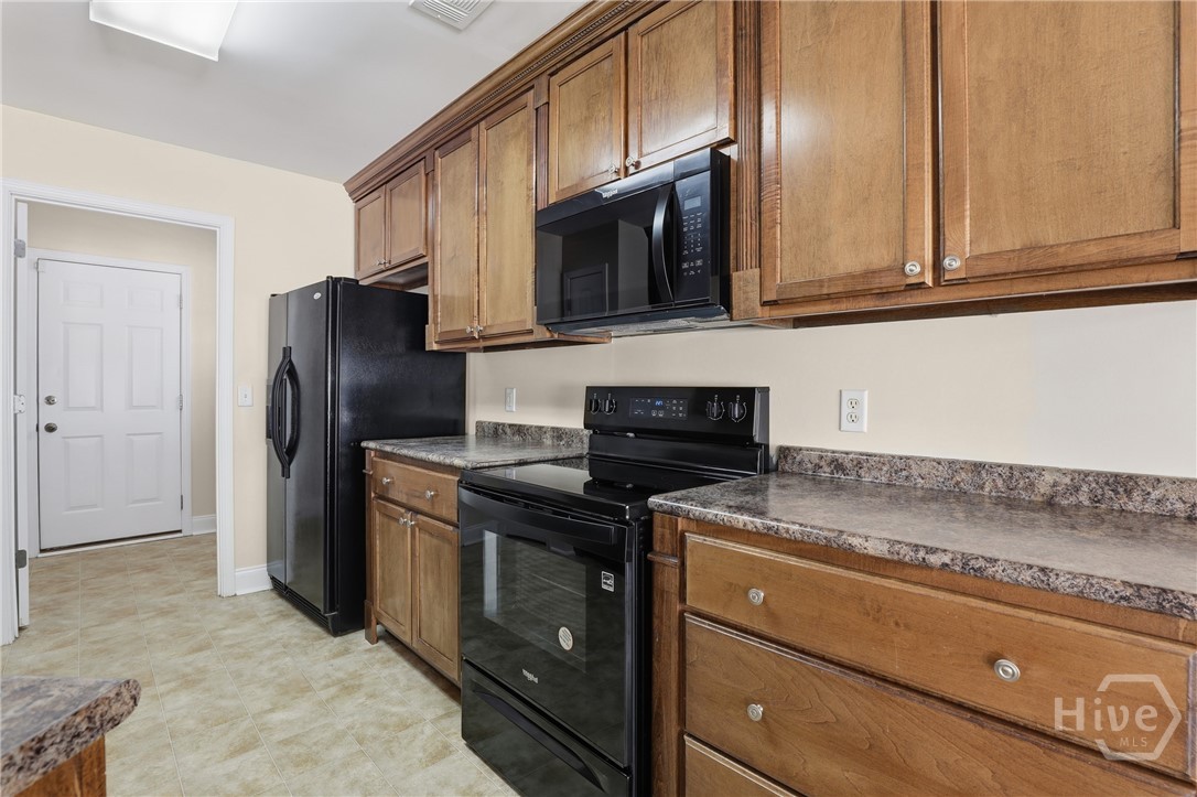 130 Terraza Lane Savannah, GA 31405 - Photo 10 of 31 BEAUTIFUL Kitchen Cabinets! Brand New Microwave! Door by Fridge Leads to Laundry Room With Big Storage Closet.