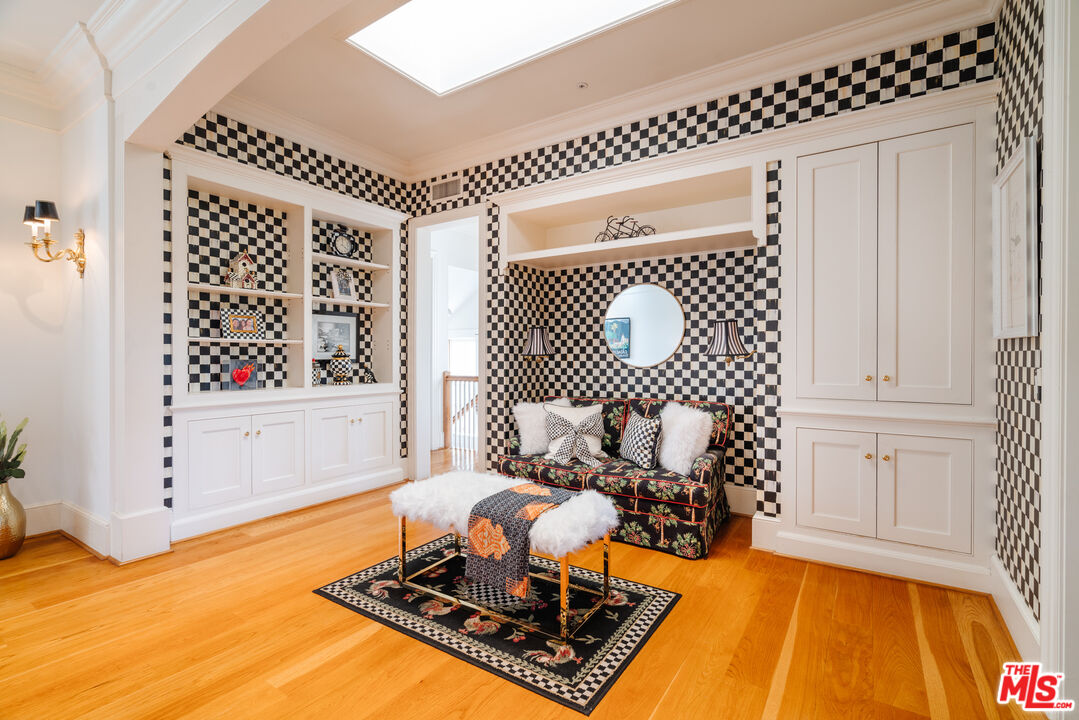 4261 Ledge Avenue Toluca Lake, CA 91602 - Photo 28 of 49 a living room with a couch
