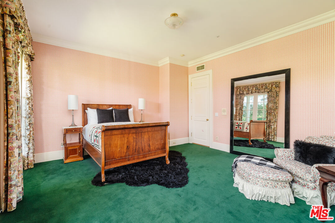 4261 Ledge Avenue Toluca Lake, CA 91602 - Photo 38 of 49 a view of backyard with hardwood