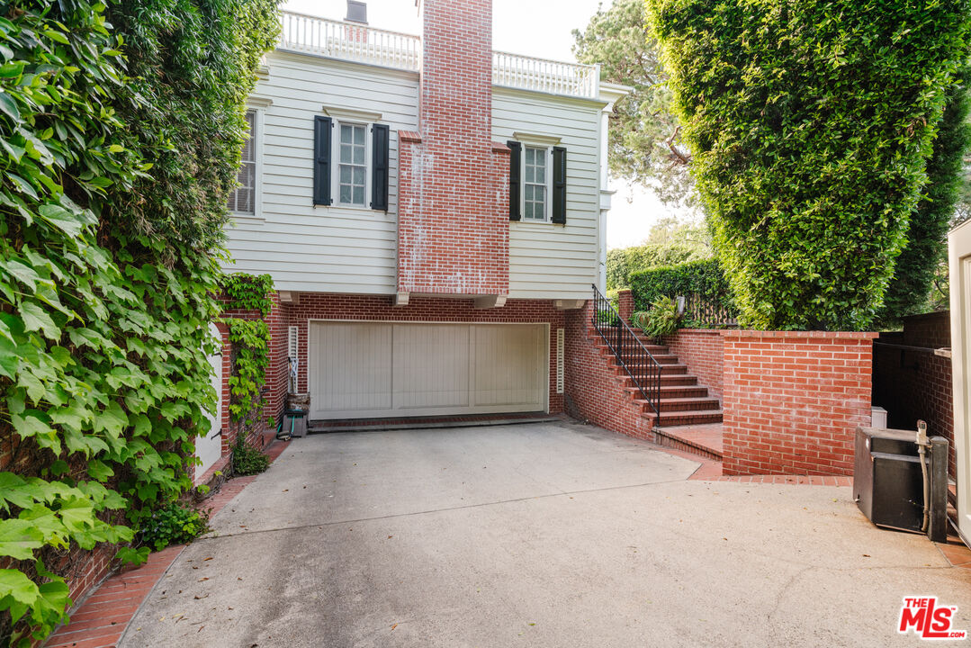 4261 Ledge Avenue Toluca Lake, CA 91602 - Photo 47 of 49 a view of a terrace with a garden