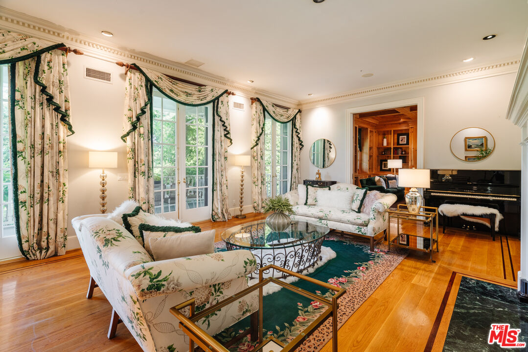 4261 Ledge Avenue Toluca Lake, CA 91602 - Photo 9 of 49 a living room with furniture