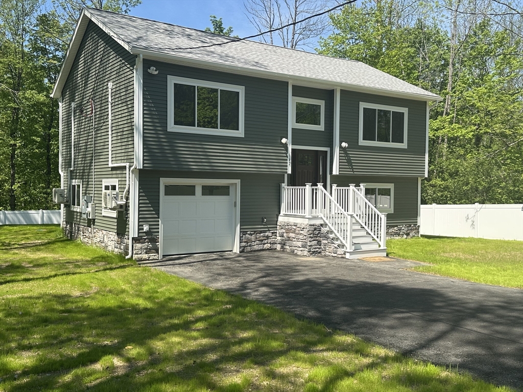 a view of a house with a yard