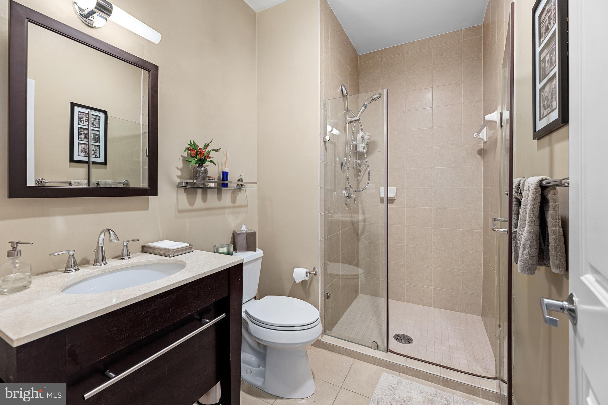 1701 Kalorama Road Northwest, Unit 312 Washington, DC 20009 - Photo 8 of 35 Hallway bath