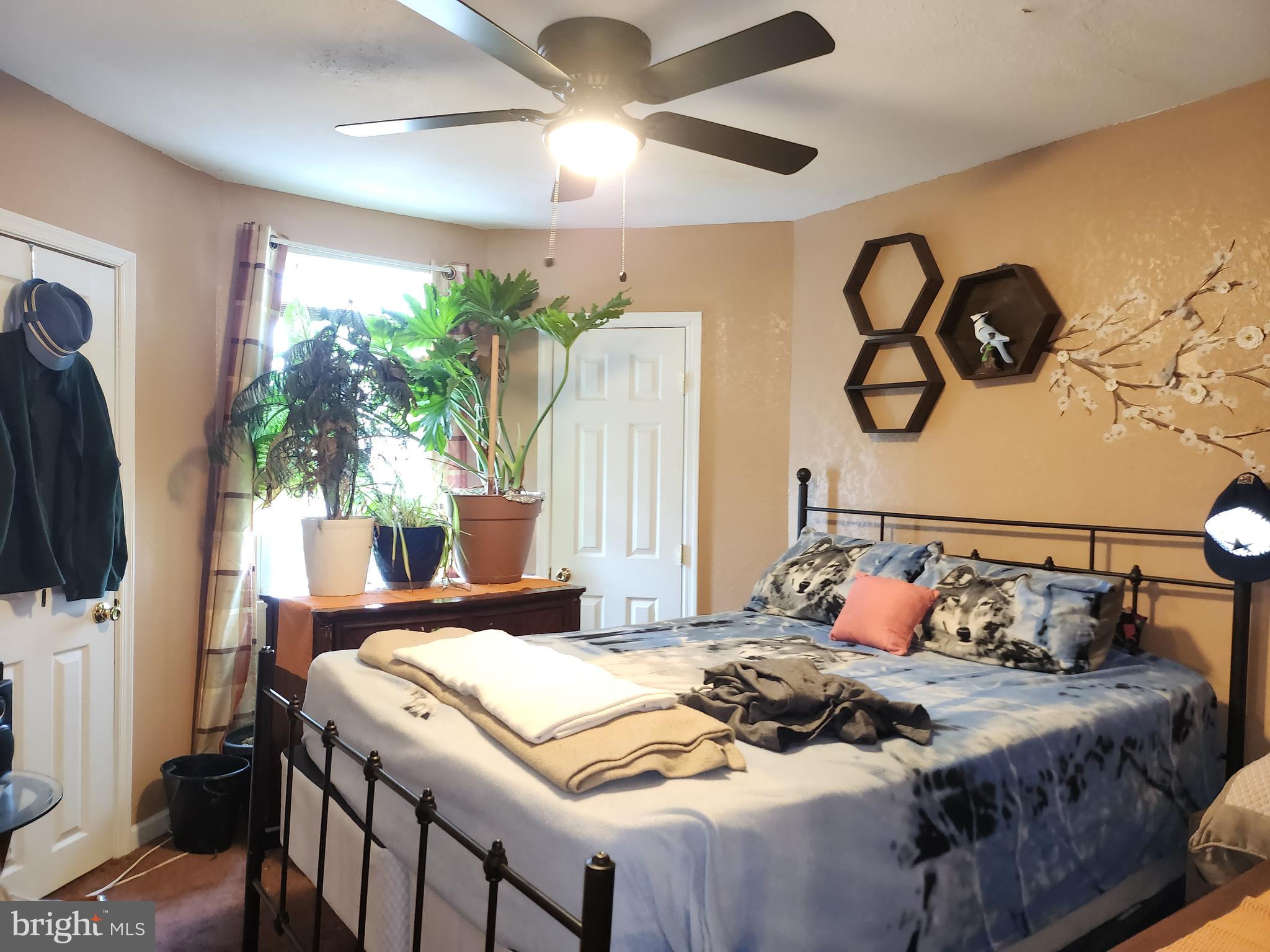 6002 North 19th Street Philadelphia, PA 19141 - Photo 19 of 25 a bedroom with a bed and a flat tv screen