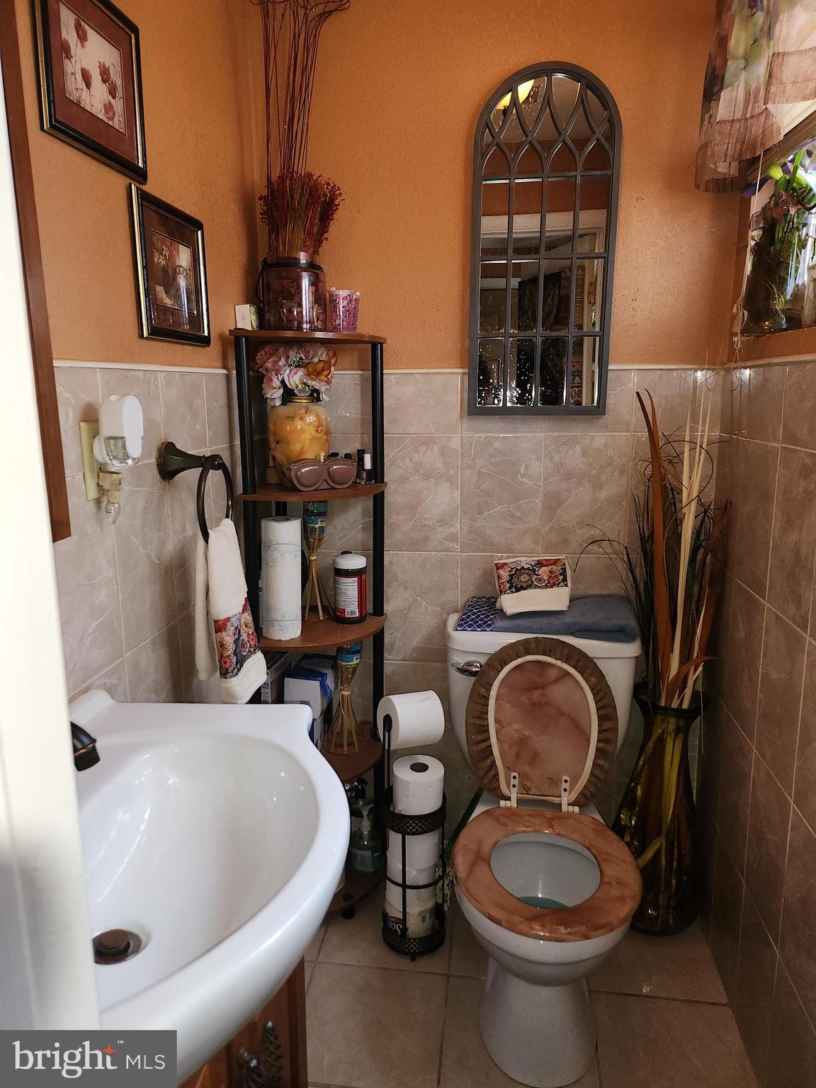 6002 North 19th Street Philadelphia, PA 19141 - Photo 5 of 25 a bathroom with a toilet a sink and a bathtub