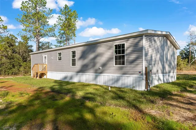 a view of back yard of the house